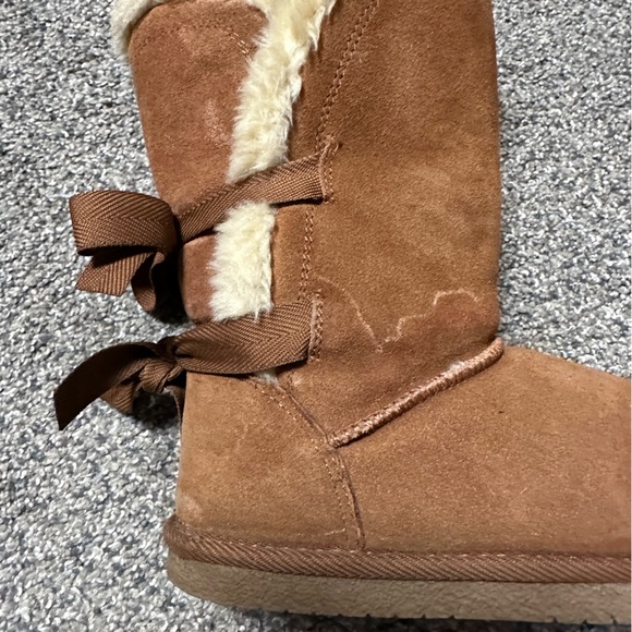 SOLD No Surrender Ugg-style boots - Picture 5 of 10